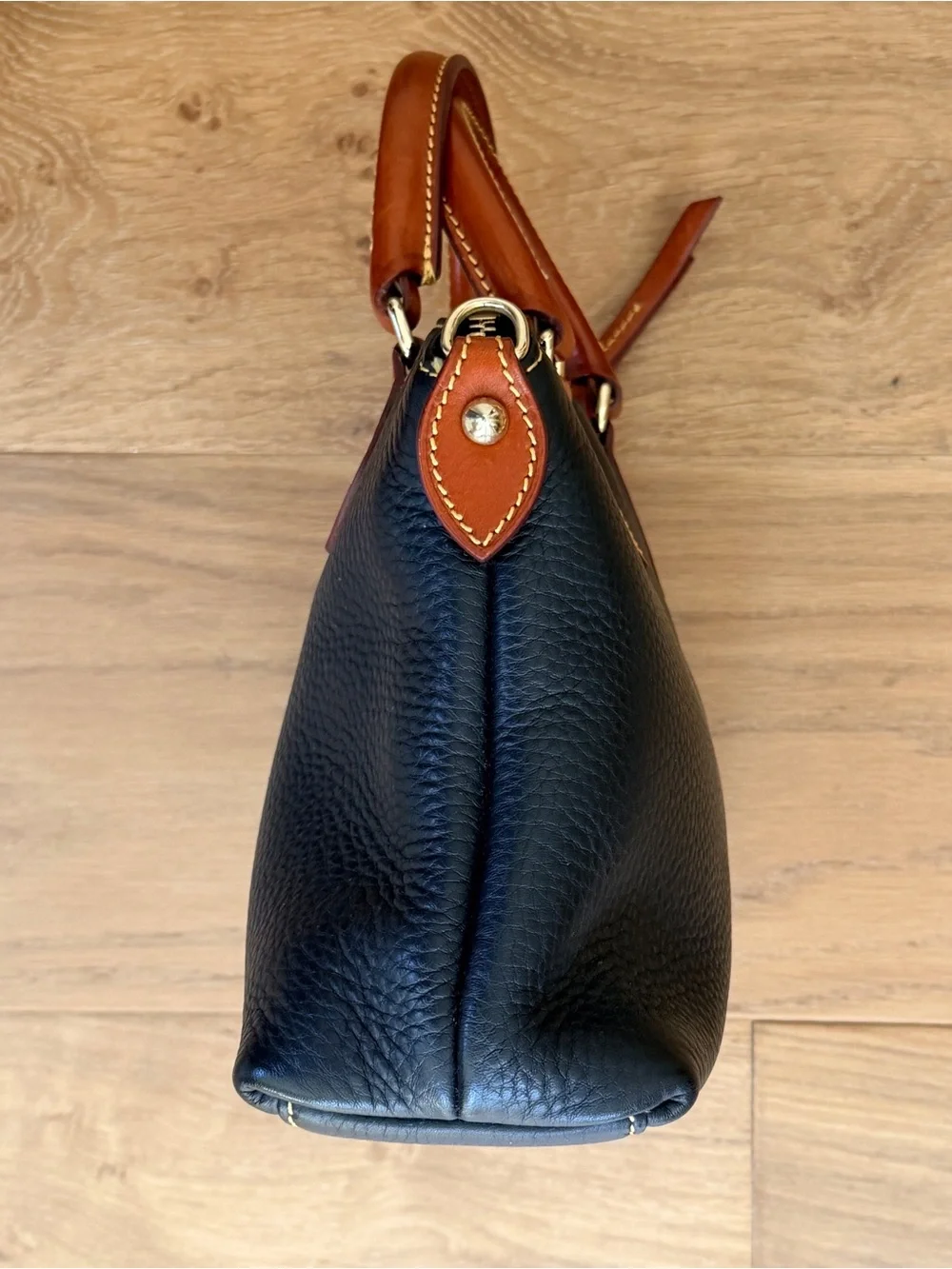 Dooney & Bourke Pebble Grain Leather Zip Satchel Bag Black Tan Classic Preppy